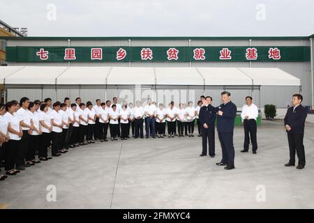 Nanyang, Chinas Provinz Henan. Mai 2021. Der chinesische Präsident Xi Jinping, ebenfalls Generalsekretär des Zentralkomitees der Kommunistischen Partei Chinas und Vorsitzender der Zentralen Militärkommission, spricht mit Mitarbeitern eines lokalen Unternehmens, das Beifuß-Produkte in Nanyang, der zentralchinesischen Provinz Henan, herstellt, am 12. Mai 2021. Xi Jinping inspizierte am Mittwoch die Stadt Nanyang in der Provinz Henan. Quelle: Ju Peng/Xinhua/Alamy Live News Stockfoto