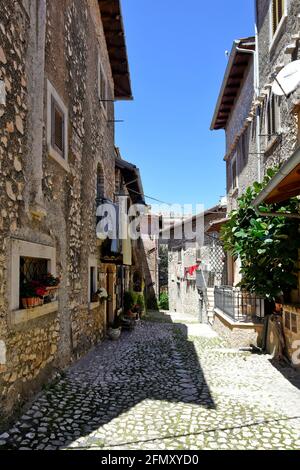 Sermoneta, Italien, 05/10/2021. Eine schmale Straße zwischen den Steingebäuden einer mittelalterlichen Stadt in der Region Latium. Stockfoto