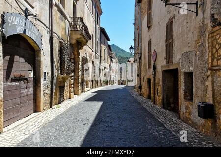 Sermoneta, Italien, 05/10/2021. Eine schmale Straße zwischen den Steingebäuden einer mittelalterlichen Stadt in der Region Latium. Stockfoto