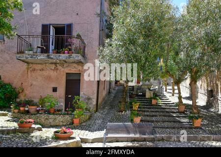 Sermoneta, Italien, 05/10/2021. Eine schmale Straße zwischen den Steingebäuden einer mittelalterlichen Stadt in der Region Latium. Stockfoto