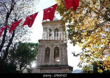 Kuzguncuk ,Istanbul, Türkei ,Oktober,2019:die griechisch-orthodoxe Agios Georgios-Kirche, die dem Heiligen Georg geweiht ist, befindet sich im Stadtteil Kuzguncuk in Üsküdar Stockfoto