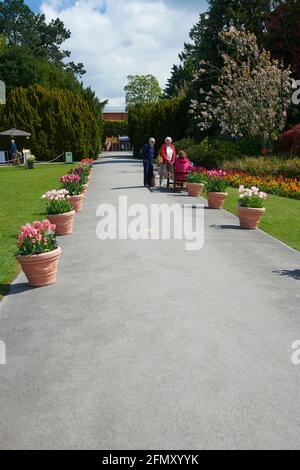 Menschen, die das warme Sommerwetter genießen, nachdem die Corvi19-Pandemie-Lockdown im Juli 2021 in England endete. Stockfoto