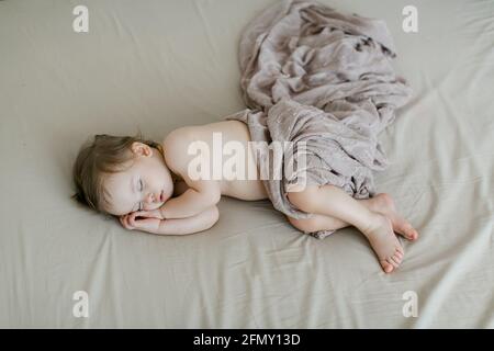 Nettes Kleinkind Baby Mädchen schlafen im Bett. Draufsicht Stockfoto