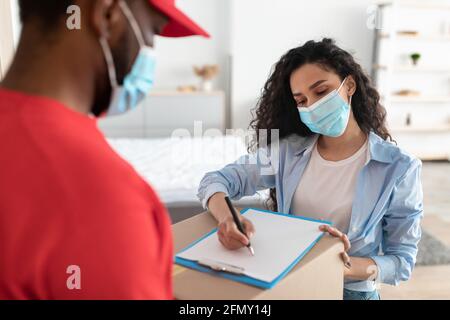 Formular Für Das Signieren Von Bestellungen Durch Kunden Mit Gesichtsmaske Stockfoto