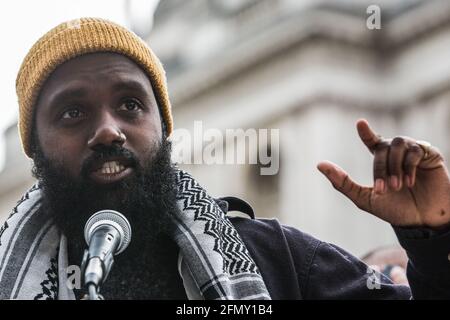 London, Großbritannien. Mai 2021. Joshua Virasami von Black Lives Matter UK wendet sich an Tausende von Menschen, die an einer Notkundgebung teilnehmen, um sich mit dem palästinensischen Volk zu solidarisieren, das von der palästinensischen Solidaritätskampagne, den Freunden von Al Aqsa, der Koalition „Stoppt den Krieg“ und dem palästinensischen Forum vor der Downing Street organisiert wurde. Die Kundgebung fand aus Protest gegen israelische Luftangriffe auf Gaza, die Entsendung israelischer Truppen gegen Gläubige in der Al-Aqsa Moschee während des Ramadan und Versuche statt, palästinensische Familien aus dem Stadtteil Sheikh Jarrah in Ostjerusalem gewaltsam zu verdrängt. Kredit: Mark Kerri Stockfoto