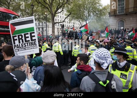 London, Großbritannien. Mai 2021. Tausende von Menschen nehmen an einem von der palästinensischen Solidaritätskampagne, den Freunden von Al Aqsa, der Stoppt die Kriegskoalition und dem palästinensischen Forum in Großbritannien organisierten Notprotest zur Solidarität mit dem palästinensischen Volk vor der Downing Street Teil. Die Kundgebung fand aus Protest gegen israelische Luftangriffe auf Gaza, die Entsendung israelischer Truppen gegen Gläubige in der Al-Aqsa Moschee während des Ramadan und Versuche statt, palästinensische Familien aus dem Stadtteil Sheikh Jarrah in Ostjerusalem gewaltsam zu verdrängt. Kredit: Mark Kerrison/Alamy Live Nachrichten Stockfoto