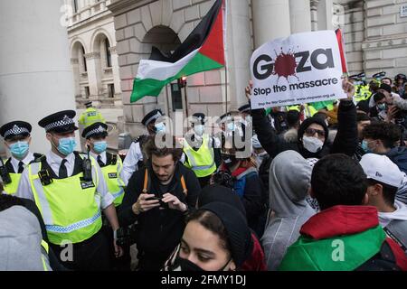 London, Großbritannien. Mai 2021. Tausende von Menschen nehmen an einem von der palästinensischen Solidaritätskampagne, den Freunden von Al Aqsa, der Stoppt die Kriegskoalition und dem palästinensischen Forum in Großbritannien organisierten Notprotest zur Solidarität mit dem palästinensischen Volk vor der Downing Street Teil. Die Kundgebung fand aus Protest gegen israelische Luftangriffe auf Gaza, die Entsendung israelischer Truppen gegen Gläubige in der Al-Aqsa Moschee während des Ramadan und Versuche statt, palästinensische Familien aus dem Stadtteil Sheikh Jarrah in Ostjerusalem gewaltsam zu verdrängt. Kredit: Mark Kerrison/Alamy Live Nachrichten Stockfoto