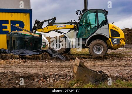 POZNAN, POLEN - 28. Jan 2018: Kleiner Bagger und eine lose Schaufel auf einer Baustelle Stockfoto