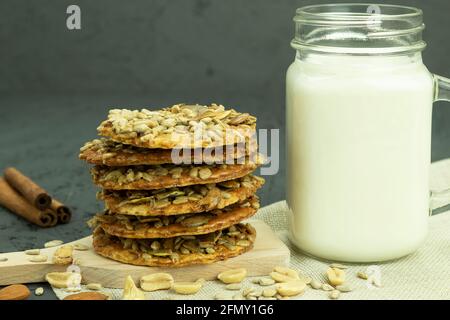 Köstliche hausgemachte Kekse mit Samen und Honig. Hausgemachte Getreidekekse, gesunde und gesunde Ernährung, Platz für Text Stockfoto