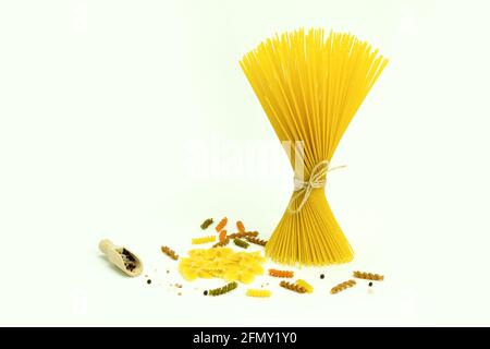 Rohe, trockene Spaghetti italienische Pasta auf einem weißen Teller. Verschiedene Arten von Pasta und Spaghetti auf dem Tisch Stockfoto