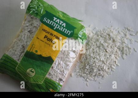 Mumbai, Maharashtra, Indien, März 07 2021: Abgeflachtes Reis in einer grünen Verpackung von Tata Sampann aus Indien. Es ist allgemein bekannt als Poha in Indien Stockfoto