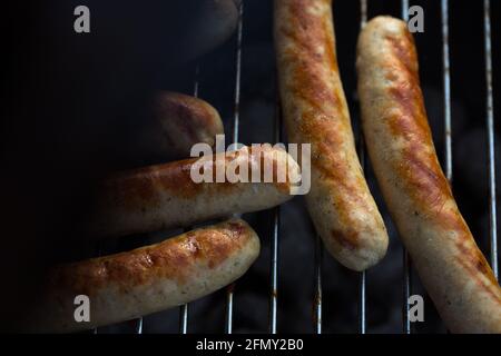 Nahaufnahme von gegrillten Würstchen auf dem Grill. Stockfoto
