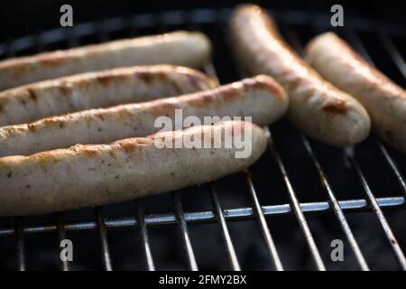 Nahaufnahme von gegrillten Würstchen auf dem Grill. Stockfoto