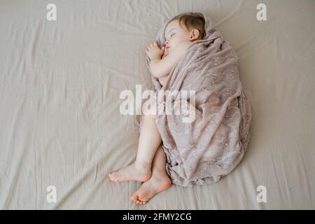 Nettes Kleinkind Baby Mädchen schlafen im Bett. Draufsicht Stockfoto