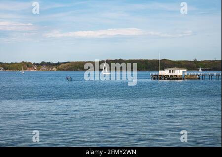 Die Kieler Förde an einem ruhigen Tag im Frühjahr Stockfoto