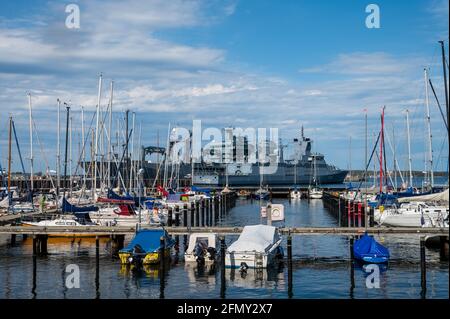 Sportboothafen der Kieler Segelvereinigung an der Kieler Förde, im Hintergrund zwei Großeinheiten der Deutschen Marine an der Tirpitz Mole Stockfoto