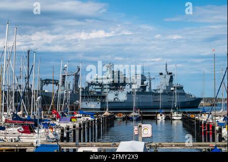 Sportboothafen der Kieler Segelvereinigung an der Kieler Förde, im Hintergrund zwei Großeinheiten der Deutschen Marine an der Tirpitz Mole Stockfoto