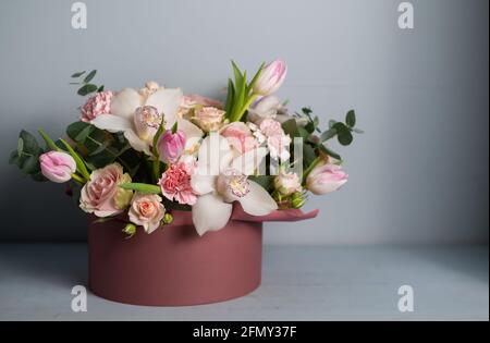 Schönen großen Blumenstrauß aus gemischten Blumen in der Frau die Hand. Blumen Shop Konzept. Schönen frischen Blumenstrauß. Blumen Lieferung. Stockfoto