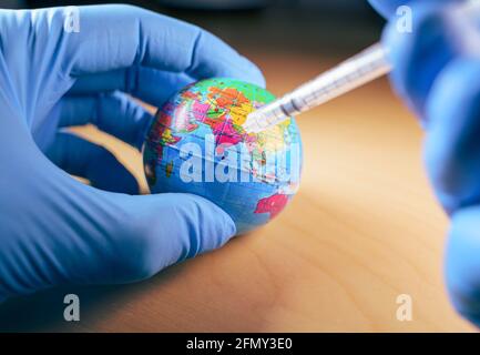 Konzept der Impfstrategie für Global Covid19. Impfstoffe gegen COVID. Stockfoto