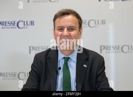 Der britische Handelsminister Greg Hands ( Tories ) stellt sich am 12. Mai 2021 in München den Fragen der Journalistin*innen. * der britische Staatsminister für Handelspolitik, Gregory William Hands (Konservative Partei), beantwortete die Fragen der Journalisten am 12 2021. Mai in München. (Foto: Alexander Pohl/Sipa USA) Quelle: SIPA USA/Alamy Live News Stockfoto