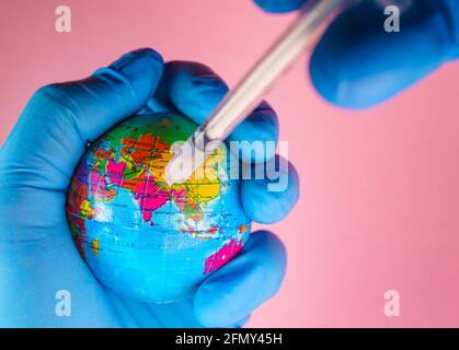 Konzept der Impfstrategie für Global Covid19. Impfstoffe gegen COVID. Stockfoto
