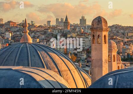 Blick von der Suleymaniye Moschee auf das Viertel Galata und den Galata Tower Stockfoto