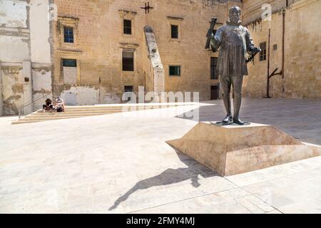 Statue des Großmeisters Jean de Valette, Gründer von Valletta, in der South Street, Valletta, Malta, Gespendet von Lombard Bank Stockfoto