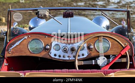 Hölzerne Instrumententafel eines Magnette N-Motorwagens mit 1936 MG, mit Lenkrad, Geschwindigkeitsmesser, Windschutzscheibe England, Großbritannien Stockfoto