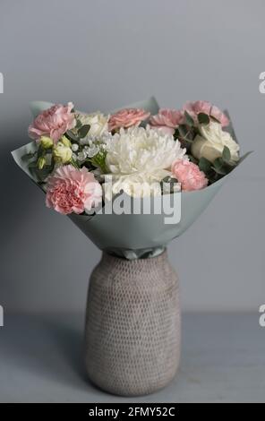 Schönen großen Blumenstrauß aus gemischten Blumen in der Frau die Hand. Blumen Shop Konzept. Schönen frischen Blumenstrauß. Blumen Lieferung. Stockfoto