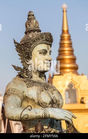 Statue auf dem Dach von Wat Saket, Golden Mountain, Srakesa Tempel, Bangkok, Thailand Stockfoto