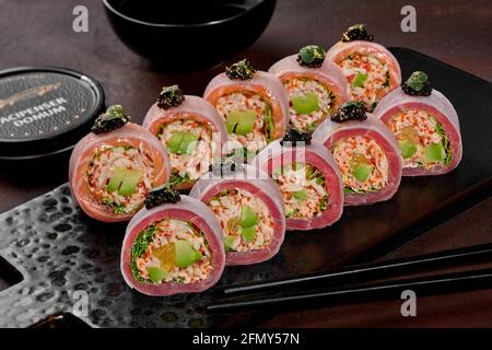 Brötchen mit Lachs und Thunfisch in mamenori mit Kaviar Stockfoto