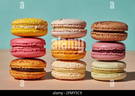 Drei Stapel Macarons auf rosa und blauem Hintergrund Stockfoto