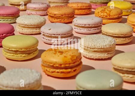 Bunte französische Macarons auf hellrosa Oberfläche Stockfoto