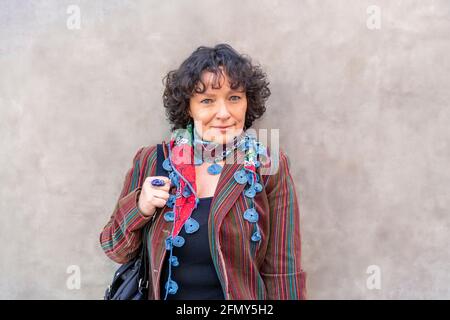 Porträt einer modernen Frau mittleren Alters Stockfoto