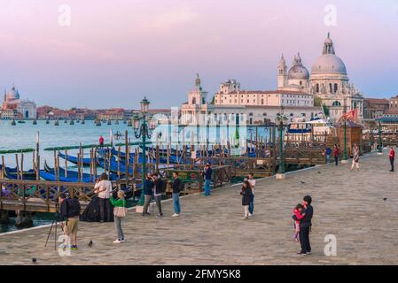 VENEDIG, ITALIEN - 27. SEPTEMBER 2017: Am frühen Septembermorgen am Kai von Venedig Stockfoto