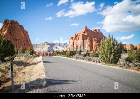 Ein langer Weg hinunter die Straße der Kodachrome Basin State Park, Utah Stockfoto