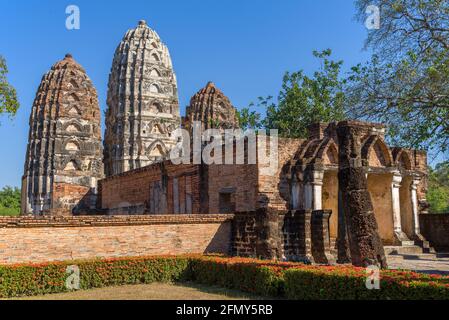 Die Ruinen des alten Khmer-Tempels Wat Si Sawai an einem sonnigen Tag aus der Nähe. Sukhothai Historical Park, Thailand Stockfoto