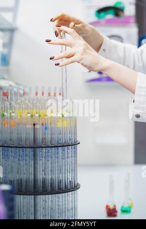 Hände eines Mitarbeiters eines Chemielabors mit Reagenzgläsern aus der Nähe. Stockfoto