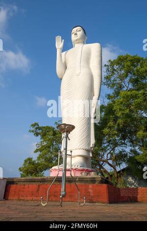 Skulptur des stehenden Buddha im buddhistischen Tempel Gokanna Rajamaha Viharaya. Fort Frederick. Trincomalee, Sri Lanka Stockfoto