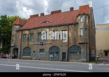 SORTAVALA, RUSSLAND - 15. AUGUST 2020: Altes Postgebäude (ehemals United Bank of the Nordic Countries) am Wolkentag im August Stockfoto