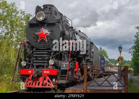 RUSKEALA, RUSSLAND - 15. AUGUST 2020: Sowjetische Dampflokomotive LV-0522 mit dem touristischen Retrozug Ruskealsky Express auf dem Bahnsteig der Ruskeala Stockfoto