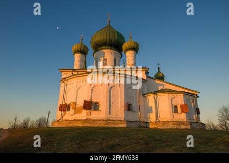 Alte Geburtskirche (Geburtskirche Johannes des Täufers) am frühen Dezembermorgen. Staraya Ladoga, Russland Stockfoto