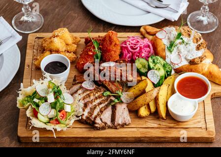 Hähnchenschenkel mit gekochten Kartoffeln braten Stockfoto