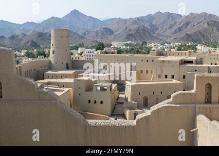 Bahla Fort, Oman. Im Hintergrund das Al-Far-Gebirge Stockfoto