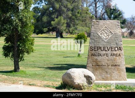 Ein Schild markiert den Eingang zum Sepulveda Basin Wildlife Reserve in Woodley, Kalifornien, USA mit dem Untertitel A Symphony of Sounds Stockfoto