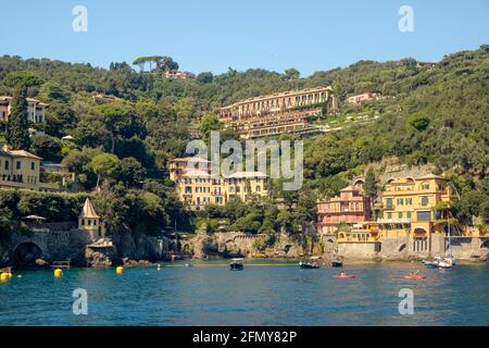 Hotels und andere elegante Gebäude befinden sich auf einem grünen Hügel, der aus dem ligurischen Meer entspringt. Sie sind Teil von Santa Margherita Ligure. Stockfoto