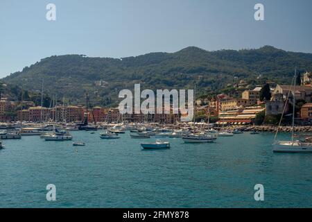 Die Freizeitboote liegen in der eher exklusiven Bucht von Santa Margherita Ligure. Majestätische Gebäude Grenzen an die Strände. Stockfoto