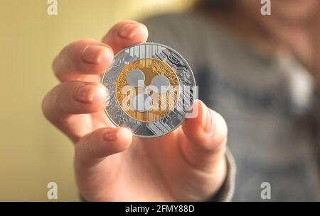 Welligkeit Krypto-Münze in der Hand Nahaufnahme Geschäftshintergrund Stockfoto