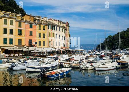 Farbenfrohe Häuser Grenzen an den kleinen Hafen von Portofino. Sportboote liegen auf dem Wasser. Stockfoto