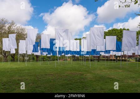 In Memorian ist ein temporäres Denkmal im Aston Park, Birmingham, das vom Künstler Luke Jerram geschaffen wurde, um an die Menschen zu erinnern, die während der Pandemie von Covid-19 starben Stockfoto